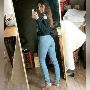 Levi’s women’s high waisted light wash skinny jeans Size 27🤍🤍🤍